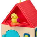 Zbliżenie na dach domku z zamkami Unlock & Learn Box B.toys – figurka żółtej kaczuszki ukryta pod otwartym czerwonym dachem