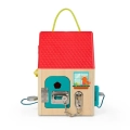 Domek z zamkami Unlock & Learn Box B.toys – widok z przodu, turkusowe drzwi z zamkami i kluczykami, ilustracja kota w oknie