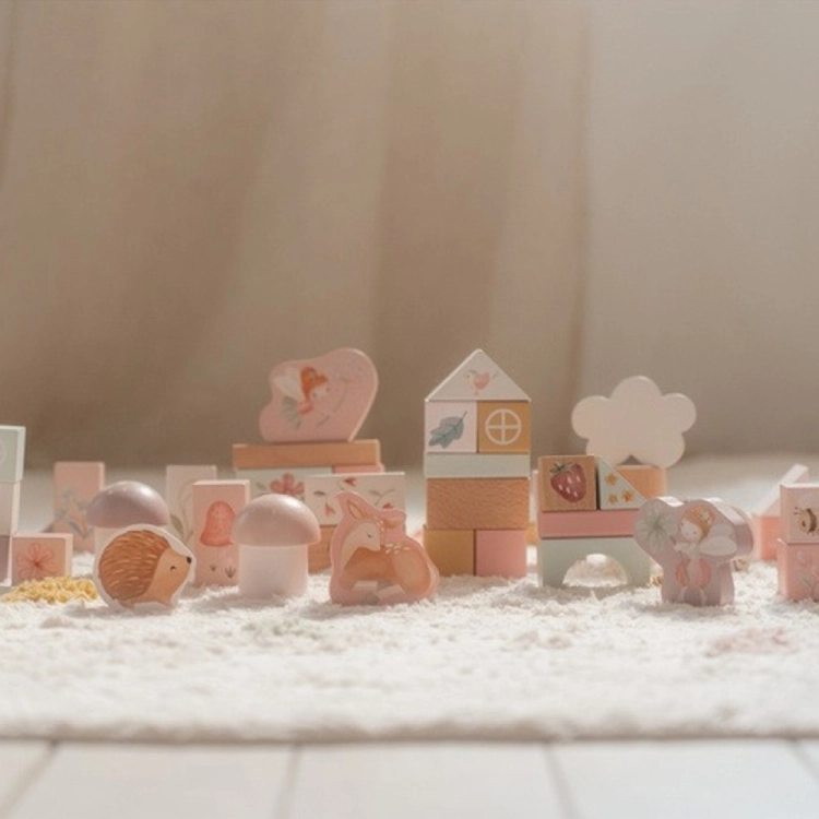 Zestaw klocków Fairy Garden FSC Little Dutch – kompletny zestaw różowych drewnianych klocków z figurkami zwierząt i wróżek rozłożony na białym dywanie