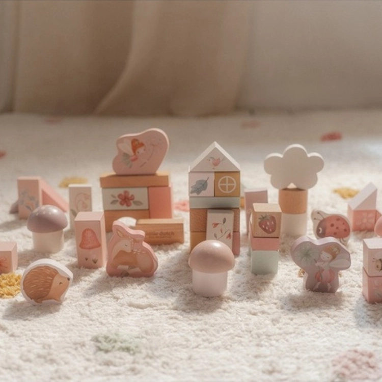 Zestaw klocków Fairy Garden FSC Little Dutch – wszystkie elementy zestawu ułożone na białym dywanie, klocki w kształcie domku, chmurki, grzybki i figurki leśnych zwierząt