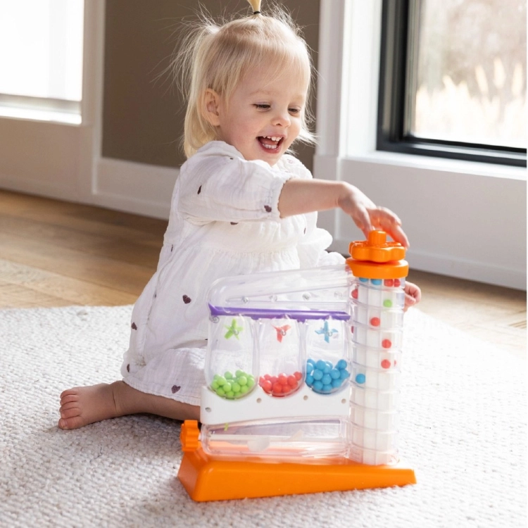 Zakręcony Sorter SortAgain Fat Brain Toys na białym tle — widok boczny wieży, rynny i zbiorników