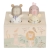 Niemowlę wciska figurkę zebry w drewnianej zabawce pop-up Little Dutch Safari Friends podczas zabawy na dywanie