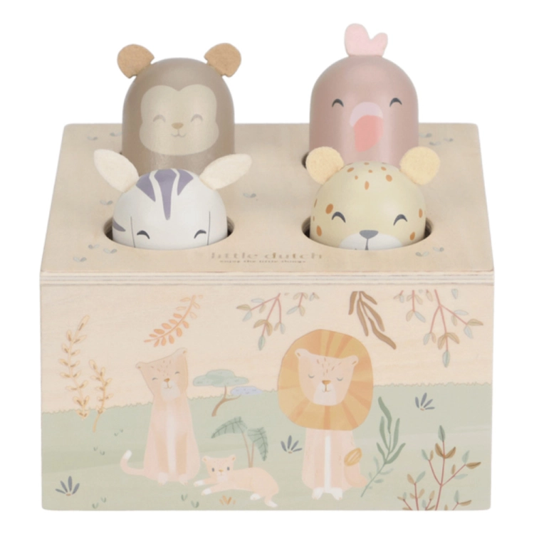 Niemowlę wciska figurkę zebry w drewnianej zabawce pop-up Little Dutch Safari Friends podczas zabawy na dywanie