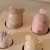 Zabawka pop-up Safari Friends z boku — wciśnięte figurki i ilustracje żyrafy, słonia, zebry i krokodyla
