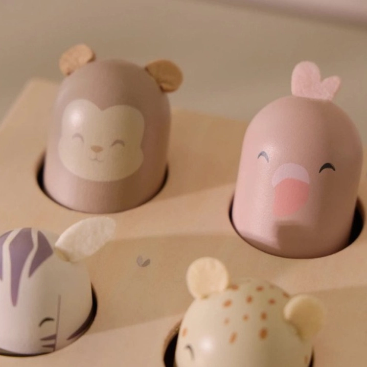 Zabawka pop-up Safari Friends z boku — wciśnięte figurki i ilustracje żyrafy, słonia, zebry i krokodyla