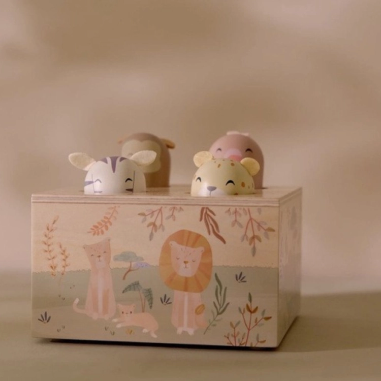 Drewniana skrzynka pop-up Safari Friends z boku — wysunięte figurki zwierząt i ilustracja lwa na ściance