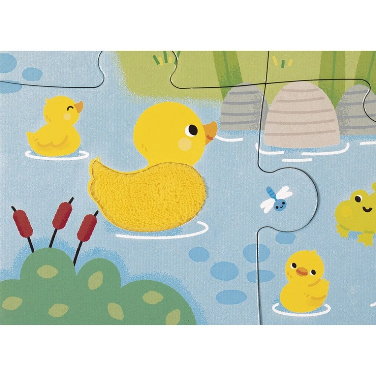 Zbliżenie na kaczkę z puszystą fakturą do dotykania w puzzlach sensorycznych Janod Farma