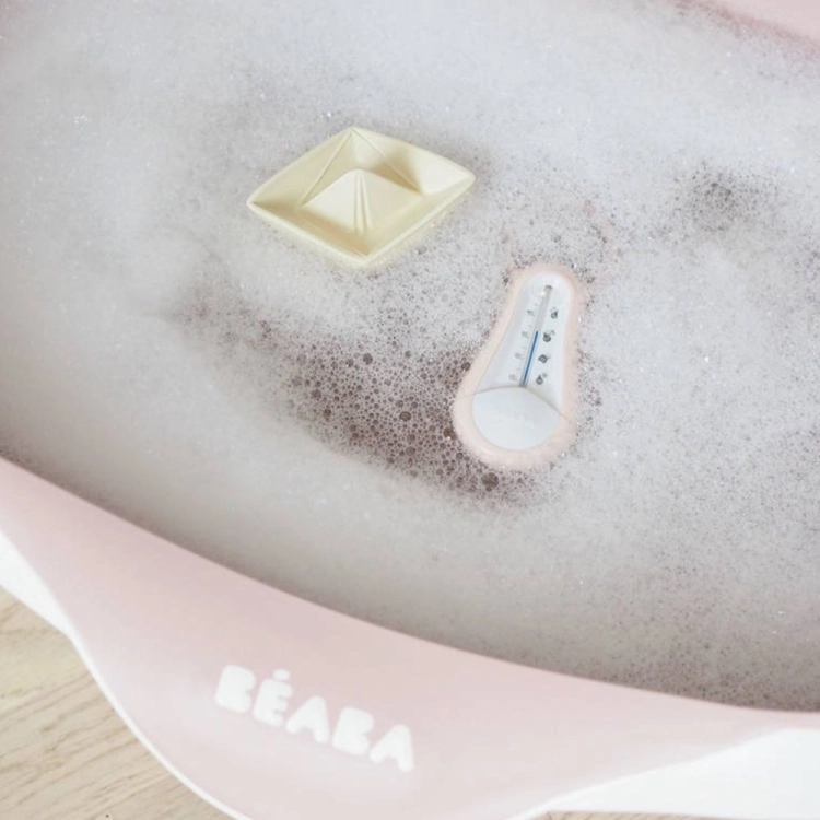 Termometr do kąpieli Beaba Old Pink pływa w różowej wanience Beaba wypełnionej pianą