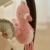 Zbliżenie na pluszowego flaminga z zawieszki interaktywnej Little Dutch Safari Friends przy wózku
