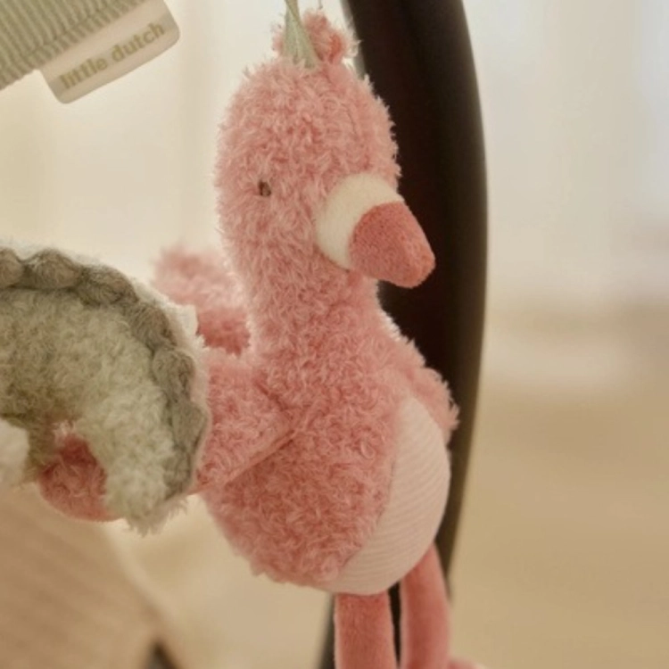 Zbliżenie na pluszowego flaminga z zawieszki interaktywnej Little Dutch Safari Friends przy wózku