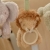 Pluszowy lew z gryzakiem z zawieszki interaktywnej Little Dutch Safari Friends, zbliżenie