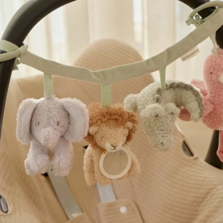 Zawieszka interaktywna Safari Friends Little Dutch rozpięta nad fotelikiem ze słoniem, lwem i krokodylem