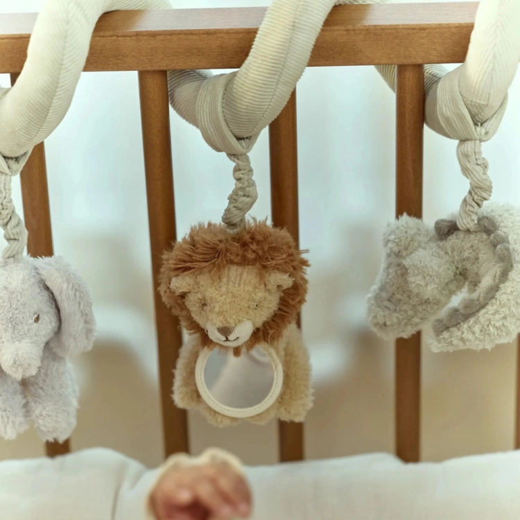 Zbliżenie na maskotkę lwa z lusterkiem ze spiralki aktywizującej Little Dutch Safari Friends