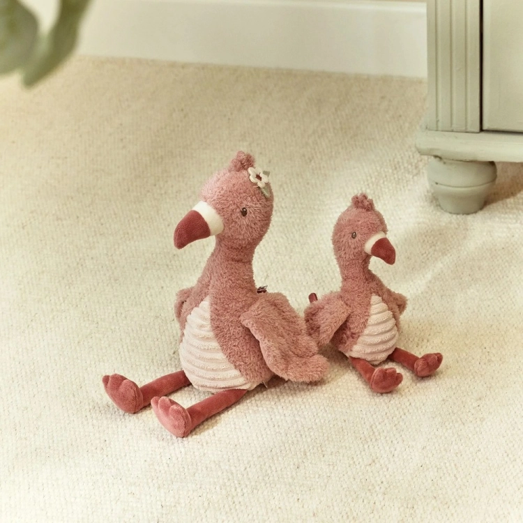 Dwie przytulanki flaminga Little Dutch Safari Friends w rozmiarze 35 i 25 cm siedzące na dywanie