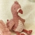 Zbliżenie na przytulankę flaminga Little Dutch Safari Friends ze sztruksowym brzuszkiem na kocyku