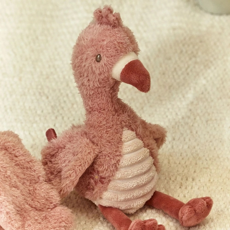 Zbliżenie na przytulankę flaminga Little Dutch Safari Friends ze sztruksowym brzuszkiem na kocyku