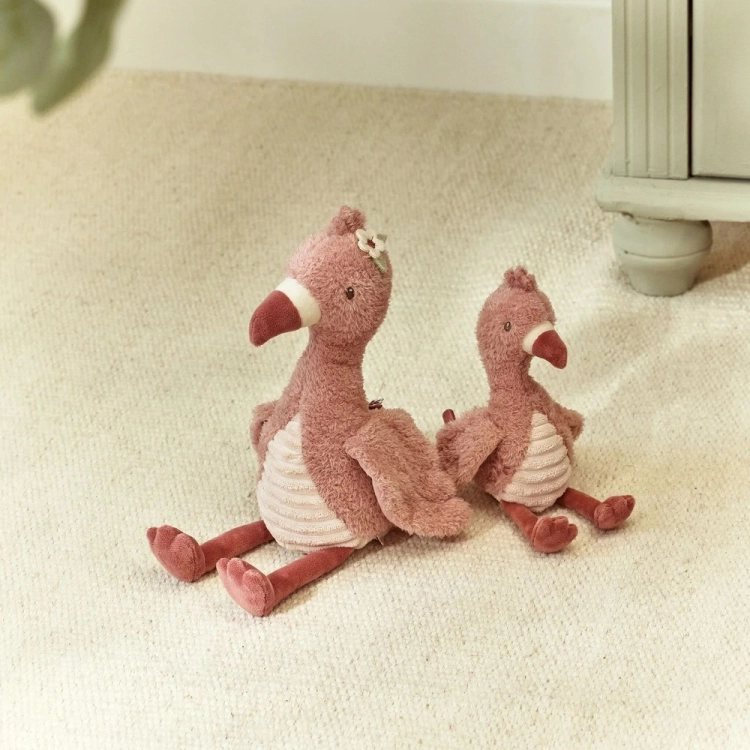 Dwie przytulanki flaminga Little Dutch Safari Friends w rozmiarze 35 i 17 cm siedzące na dywanie