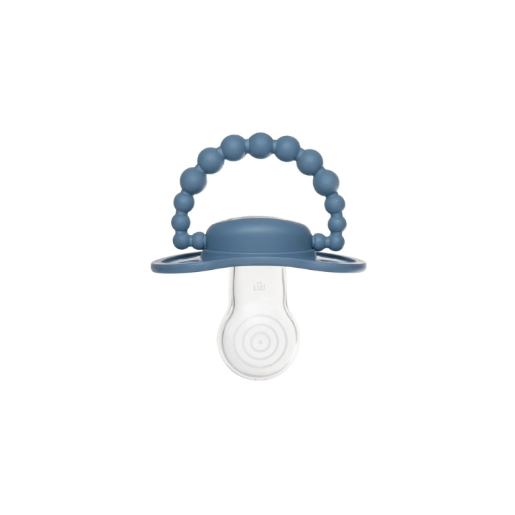 Smoczek pozycjonujący LUU Kids Cloudy Blue z logo marki na ustniku, ujęcie od przodu