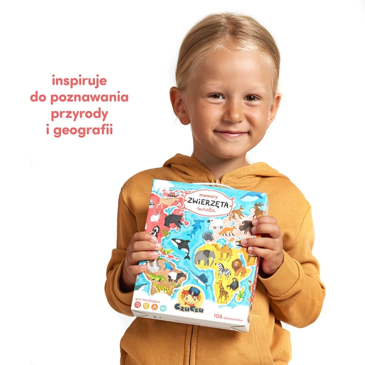 Dziewczynka trzyma pudełko gry memory Zwierzęta świata CzuCzu z mapą świata na okładce