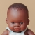 Zbliżenie na twarz lalki Miniland Baby 21 cm: brązowe oczy i krótkie kręcone włosy wyrzeźbione w materiale lalki