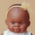 Zbliżenie na twarz lalki dziewczynki Miniland Baby 21 cm z brązowymi oczami i żółtą opaską z tiulową kokardką