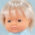 Zbliżenie na twarz lalki Miniland 38 cm: szaroniebieskie oczy i miękkie, jasne blond włosy z grzywką
