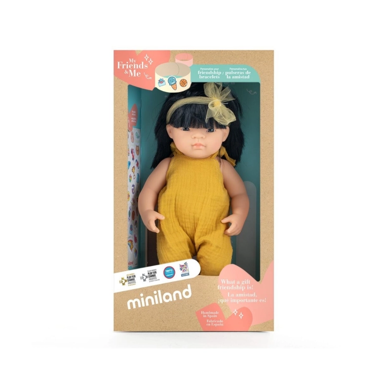 Lalka dziewczynka Miniland My Friends & Me 38 cm w musztardowym kombinezonie, w oryginalnym pudełku z okienkiem