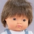 Zbliżenie na twarz lalki Miniland 38 cm: gęste brązowe włosy z grzywką i brązowe oczy