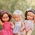 Trzy lalki Miniland My Friends & Me 38 cm w plenerze, w tym dziewczynka z brązowymi włosami w różowych ogrodniczkach