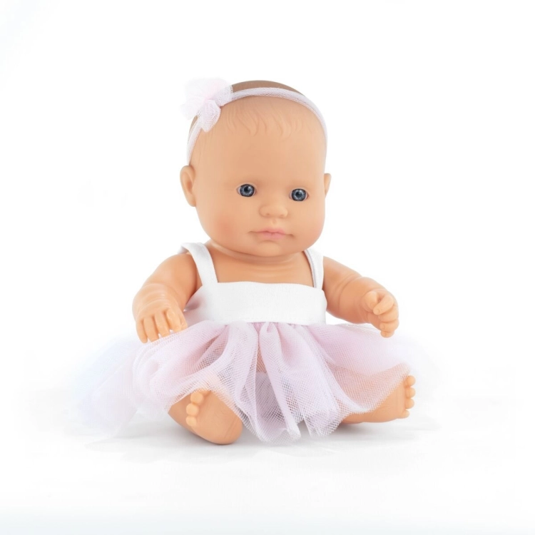 Lalka bobas dziewczynka Miniland 21 cm z niebieskimi oczami, w sukience z różowym tiulem i opasce z kokardką, na białym tle