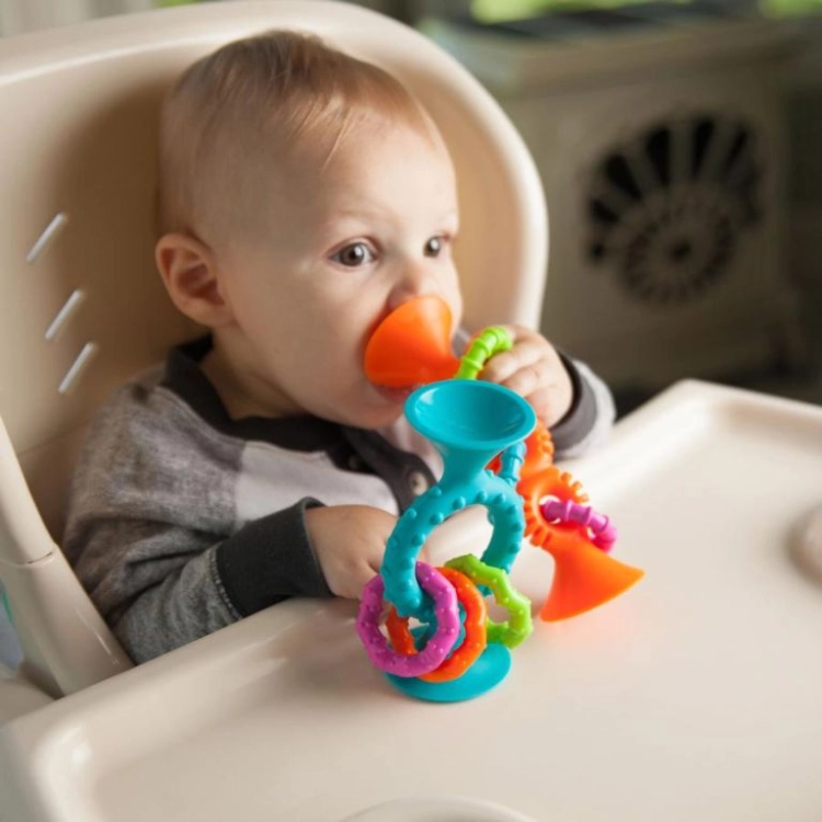 Grzechotko-gryzak z Przyssawką Pomarańczowy — Fat Brain Toys
