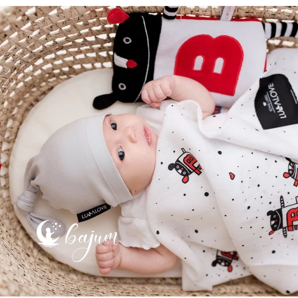 Czy czerwona kokardka do wózka to tylko zabobon, czy chroni niemowlę przed urokiem?